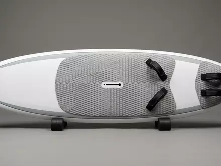 Fotorealistische Studioaufnahme von Windsurfboard zum Thema Fanatic Gecko 135 Windsurfboard, klare Lichtfuehrung - Foto: THN