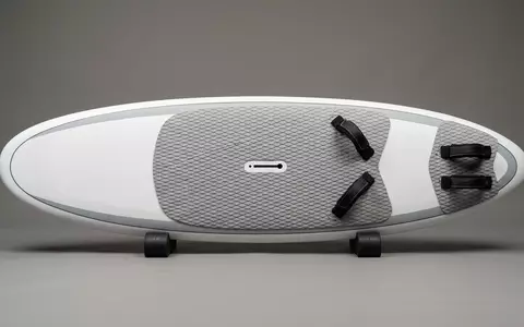 Fotorealistische Studioaufnahme von Windsurfboard zum Thema Fanatic Gecko 135 Windsurfboard, klare Lichtfuehrung - Foto: THN