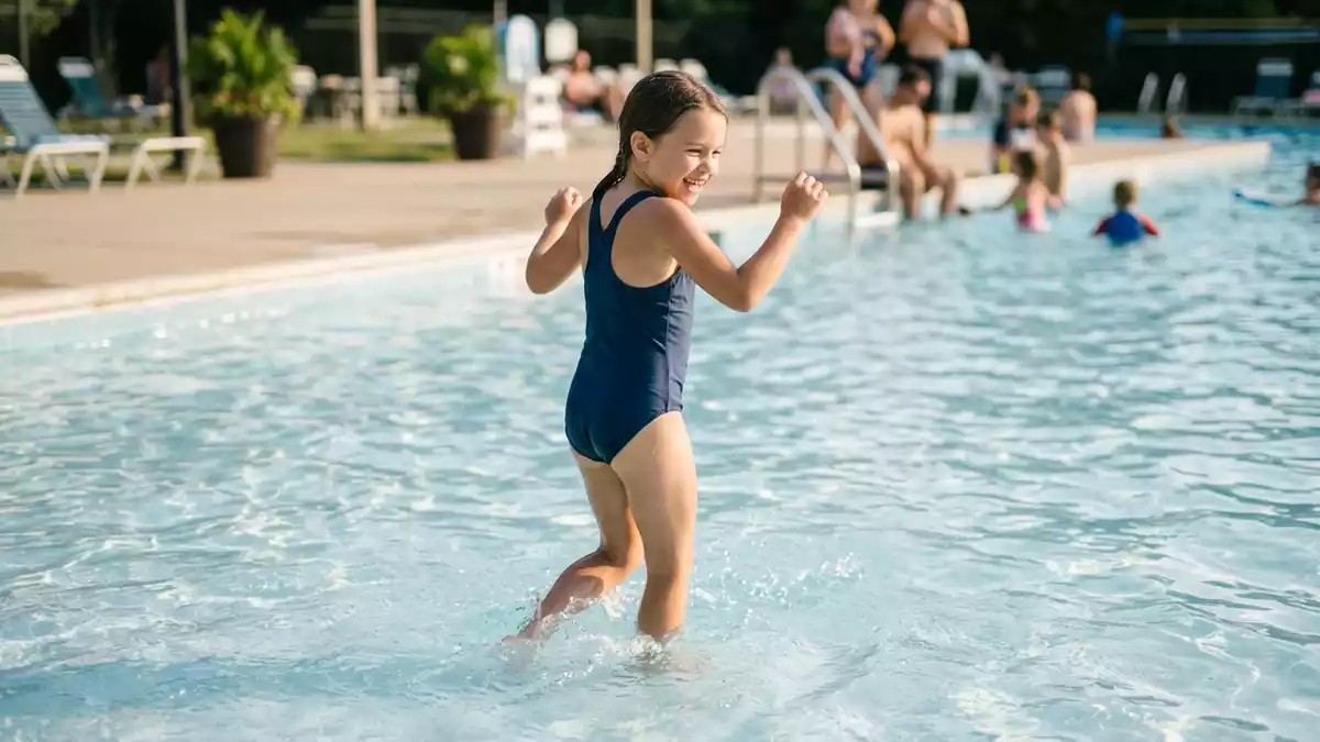 Fotorealistische Ansicht von Maedchen Badeanzug am Pool in realer Umgebung, neutral