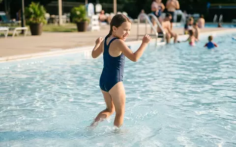 Fotorealistische Aufnahme von Maedchen Badeanzug am Pool zum Thema Ewbob Mädchen Badeanzug Quick-Drying, natuerliches Licht - Foto: THN