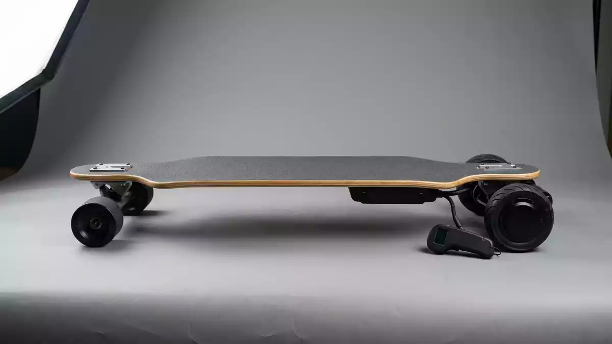 Fotorealistische Studioansicht von Elektro Skateboard in neutraler Produktdarstellung