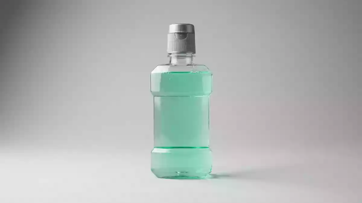 Fotorealistische Studioansicht von Mundwasser in neutraler Produktdarstellung, neutral