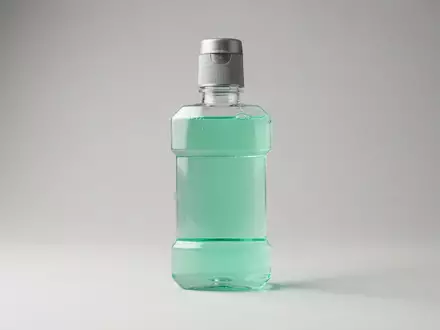 Fotorealistische Studioaufnahme von Mundwasser zum Thema Listerine Cool Mint Mundwasser, klare Lichtfuehrung - Foto: THN
