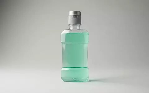 Fotorealistische Studioaufnahme von Mundwasser zum Thema Listerine Cool Mint Mundwasser, klare Lichtfuehrung - Foto: THN