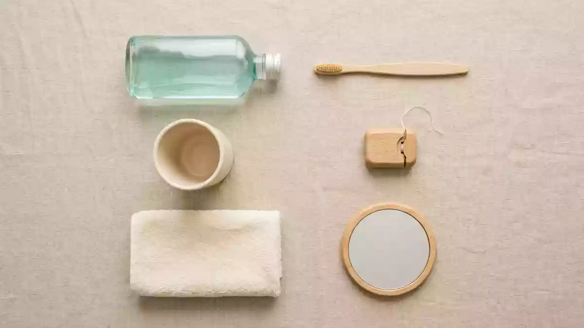 Flatlay-Arrangement rund um Mundwasser mit passenden Requisiten von oben, neutral