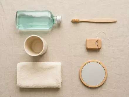 Flatlay-Arrangement rund um Mundwasser zum Thema Listerine Cool Mint Mundwasser, weiches Oberlicht - Foto: THN