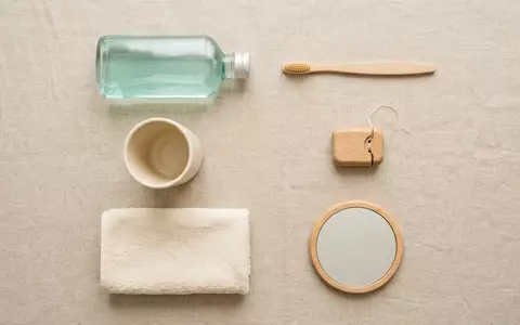 Flatlay-Arrangement rund um Mundwasser zum Thema Listerine Cool Mint Mundwasser, weiches Oberlicht - Foto: THN