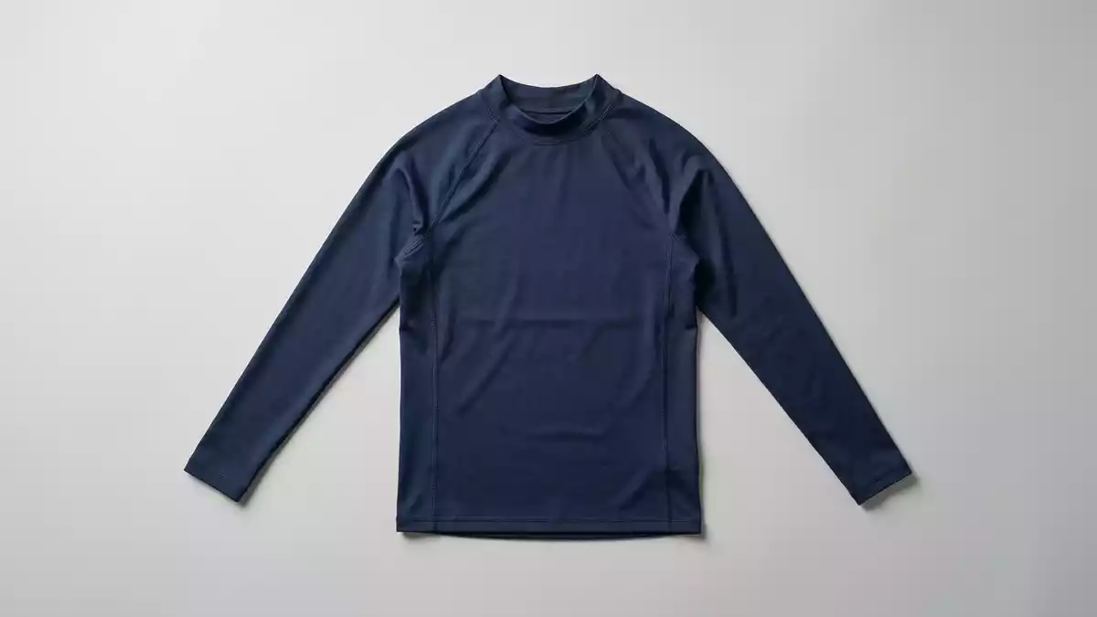 Fotorealistische Studioansicht von UV-Schutzshirt in neutraler Produktdarstellung