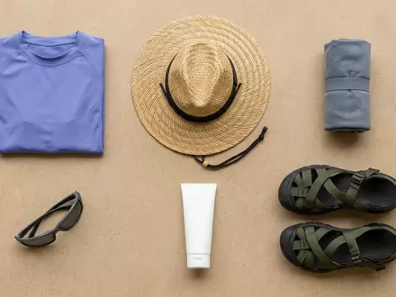 Flatlay-Arrangement rund um UV-Schutzshirt zum Thema Lizard Skins Herren UV-Schutz, weiches Oberlicht - Foto: THN