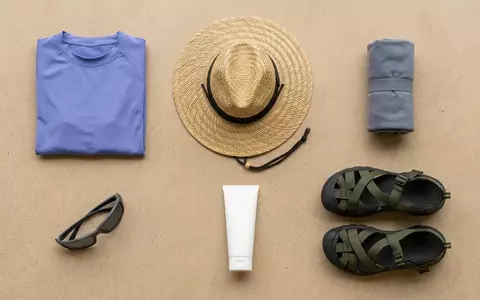 Flatlay-Arrangement rund um UV-Schutzshirt zum Thema Lizard Skins Herren UV-Schutz, weiches Oberlicht - Foto: THN
