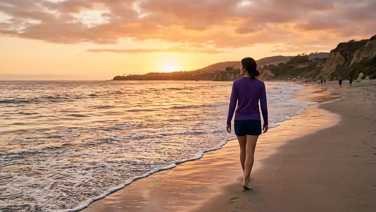 Fotorealistische Ansicht von UV-Schutzshirt am Abendstrand in warmem Abendlicht