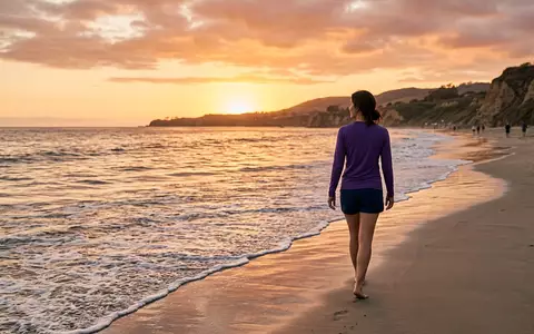Fotorealistische Aufnahme von UV-Schutzshirt am Abendstrand zum Thema Lizard Skins Herren UV-Schutz, warmes Abendlicht - Foto: THN