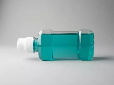 Fotorealistische Studioaufnahme von Mundspuelung zum Thema Listerine Zero Alkoholfrei Mundspülung, klare Lichtfuehrung - Foto: THN
