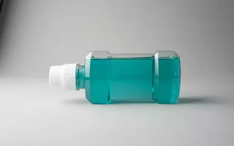 Fotorealistische Studioaufnahme von Mundspuelung zum Thema Listerine Zero Alkoholfrei Mundspülung, klare Lichtfuehrung - Foto: THN