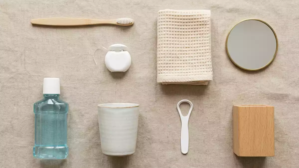 Flatlay-Arrangement rund um Mundspuelung mit passenden Requisiten von oben, neutral