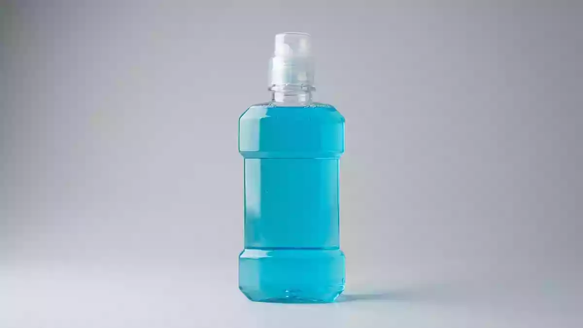 Fotorealistische Studioansicht von Mundspuelung in neutraler Produktdarstellung