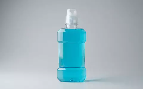 Fotorealistische Studioaufnahme von Mundspuelung zum Thema Listerine Whitening Plus Mundspülung, klare Lichtfuehrung - Foto: THN