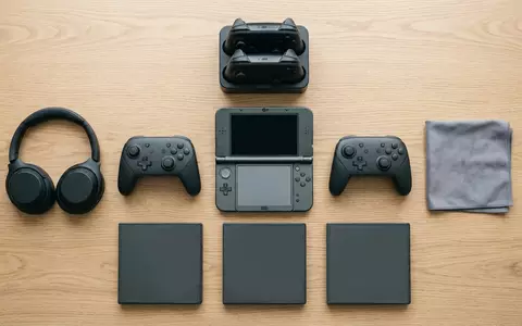Flatlay-Arrangement rund um Spielekonsole zum Thema Nintendo Switch, weiches Oberlicht, sachlich dargestellt - Foto: THN