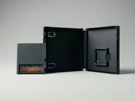 Fotorealistische Studioaufnahme von Konsolenspiel zum Thema Minecraft, klare Lichtfuehrung, sachlich dargestellt, markenneutral - Foto: THN