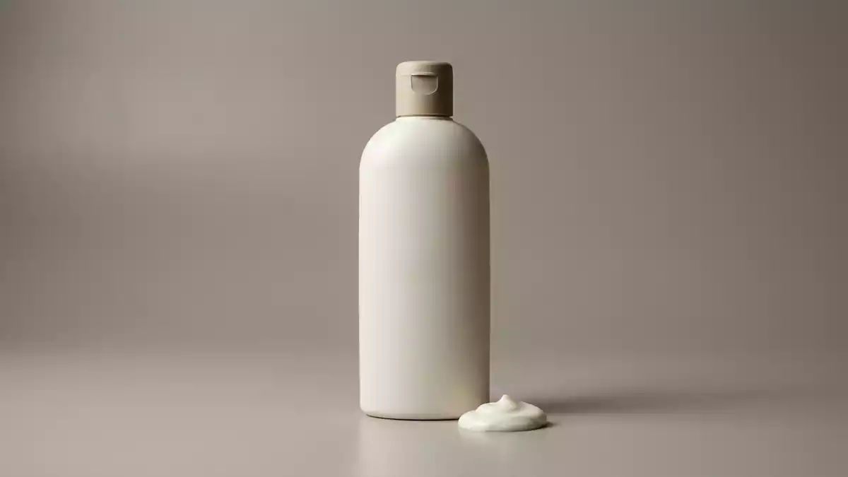 Fotorealistische Studioansicht von Sonnencreme in neutraler Produktdarstellung
