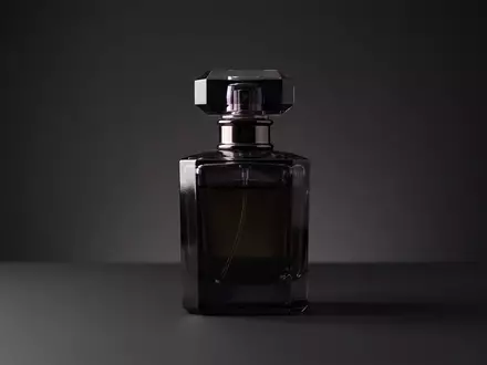 Fotorealistische Studioaufnahme von Eau de Parfum zum Thema Tom Ford Black Orchid, klare Lichtfuehrung - Foto: THN