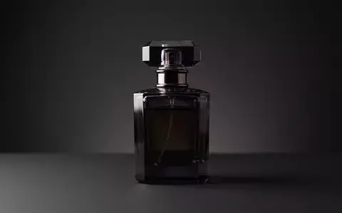 Fotorealistische Studioaufnahme von Eau de Parfum zum Thema Tom Ford Black Orchid, klare Lichtfuehrung - Foto: THN