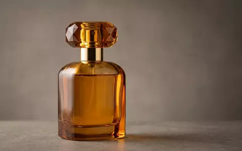 Fotorealistische Studioaufnahme von Eau de Parfum zum Thema Tom Ford Tobacco Vanille, klare Lichtfuehrung - Foto: THN