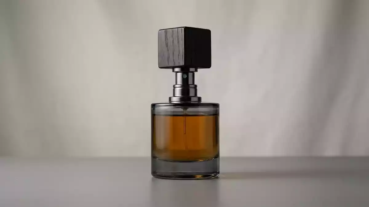 Fotorealistische Studioansicht von Eau de Parfum in neutraler Produktdarstellung