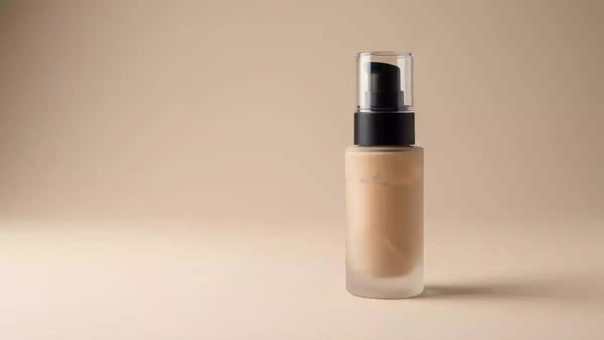 Fotorealistische Studioansicht von Fluessig Foundation in neutraler Produktdarstellung
