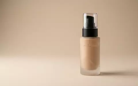 Fotorealistische Studioaufnahme von Fluessig Foundation zum Thema Estée Lauder Double Wear, klare Lichtfuehrung - Foto: THN