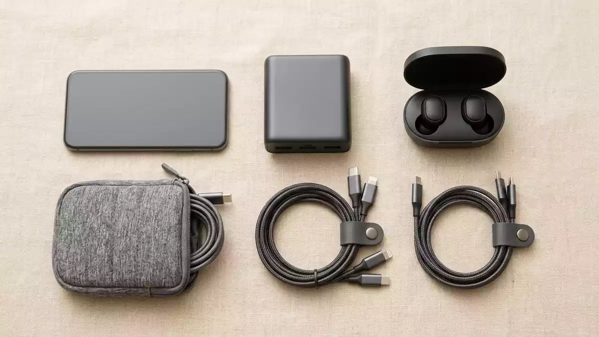 Flatlay-Arrangement rund um Mehrfach Ladekabel mit passenden Requisiten von oben