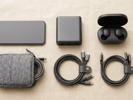 Flatlay-Arrangement rund um Mehrfach Ladekabel zum Thema Baseus 3-in-1 Kabel USB-C, weiches Oberlicht - Foto: THN