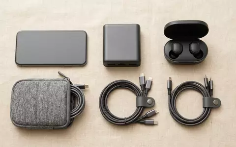Flatlay-Arrangement rund um Mehrfach Ladekabel zum Thema Baseus 3-in-1 Kabel USB-C, weiches Oberlicht - Foto: THN