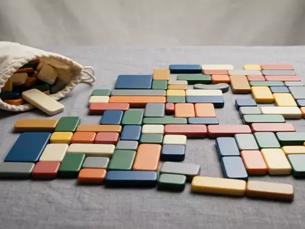 Fotorealistische Studioaufnahme von Buchstabenspiel zum Thema Bananagrams, klare Lichtfuehrung, sachlich dargestellt, markenneutral - Foto: THN