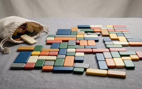 Fotorealistische Studioaufnahme von Buchstabenspiel zum Thema Bananagrams, klare Lichtfuehrung, sachlich dargestellt, markenneutral - Foto: THN