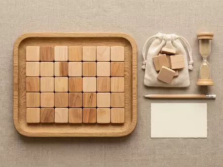 Flatlay-Arrangement rund um Buchstabenspiel zum Thema Bananagrams, weiches Oberlicht, sachlich dargestellt, markenneutral - Foto: THN