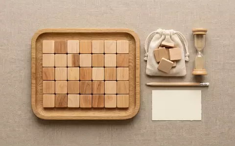 Flatlay-Arrangement rund um Buchstabenspiel zum Thema Bananagrams, weiches Oberlicht, sachlich dargestellt, markenneutral - Foto: THN