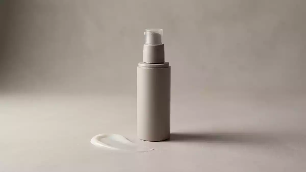 Fotorealistische Studioansicht von Sonnenfluid in neutraler Produktdarstellung