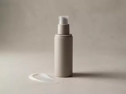 Fotorealistische Studioaufnahme von Sonnenfluid zum Thema Vichy Capital Soleil UV-Age, klare Lichtfuehrung - Foto: THN