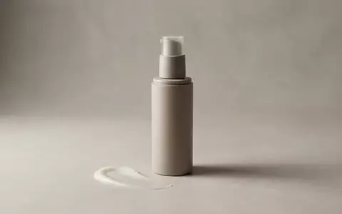 Fotorealistische Studioaufnahme von Sonnenfluid zum Thema Vichy Capital Soleil UV-Age, klare Lichtfuehrung - Foto: THN