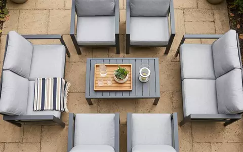 Flatlay-Arrangement rund um Gartenmoebelset zum Thema Beliani Aluminium Lounge Gartenmöbel, weiches Oberlicht - Foto: THN