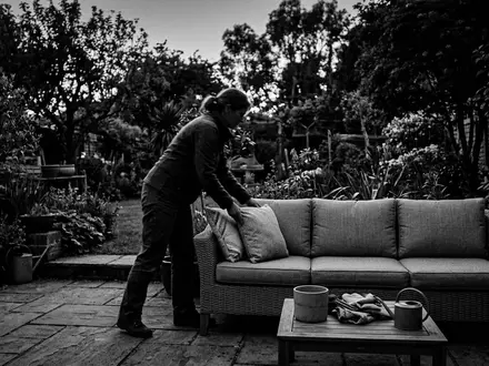 Schwarzweiss-Reportage mit Gartensofa zum Thema Beliani Gartensofa 3-Sitzer Polyrattan, hoher Kontrast, sachlich dargestellt - Foto: THN