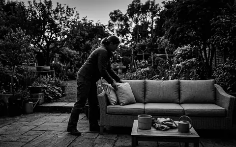 Schwarzweiss-Reportage mit Gartensofa zum Thema Beliani Gartensofa 3-Sitzer Polyrattan, hoher Kontrast, sachlich dargestellt - Foto: THN