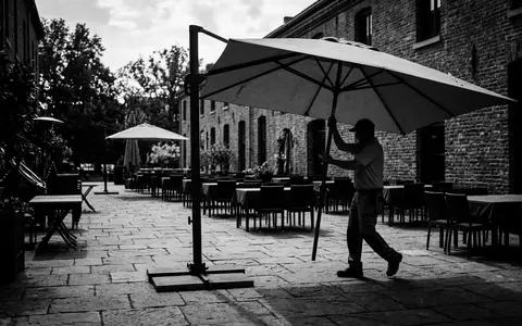 Schwarzweiss-Reportage mit Sonnenschirm zum Thema Schneider Sonnenschirm Locarno 300x300cm, hoher Kontrast, sachlich dargestellt - Foto: THN