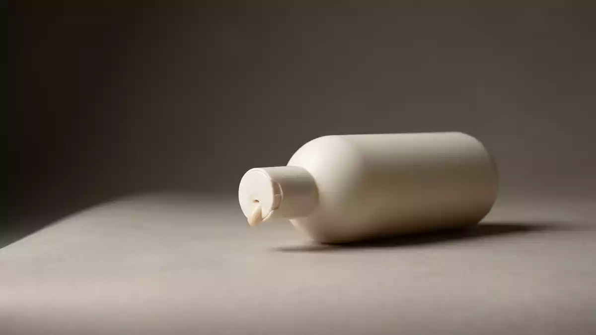 Fotorealistische Studioansicht von Shampoo in neutraler Produktdarstellung, neutral