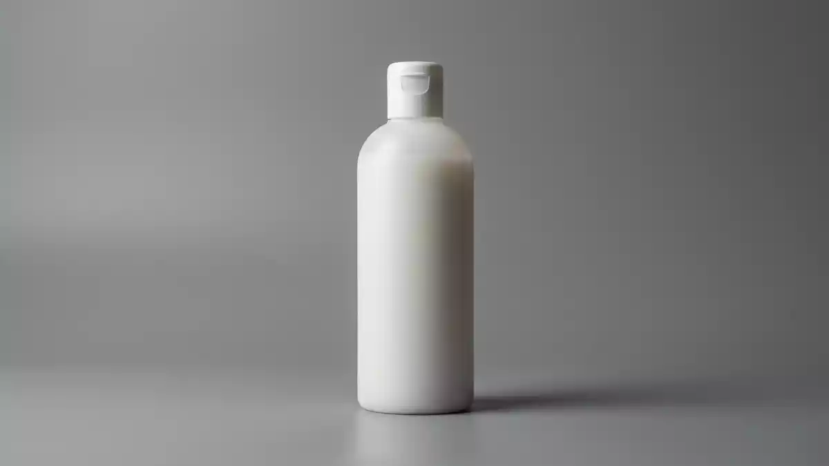 Fotorealistische Studioansicht von Shampoo in neutraler Produktdarstellung, neutral