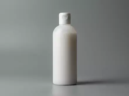 Fotorealistische Studioaufnahme von Shampoo zum Thema Schwarzkopf Essence Ultime Omega, klare Lichtfuehrung - Foto: THN