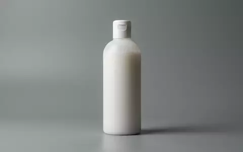 Fotorealistische Studioaufnahme von Shampoo zum Thema Schwarzkopf Essence Ultime Omega, klare Lichtfuehrung - Foto: THN