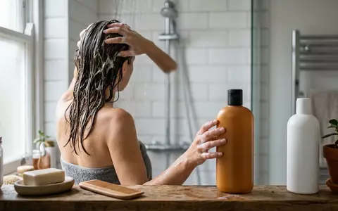 Fotorealistische Aufnahme von Shampoo beim Haarewaschen zum Thema Schwarzkopf Essence Ultime Omega, natuerliches Licht - Foto: THN