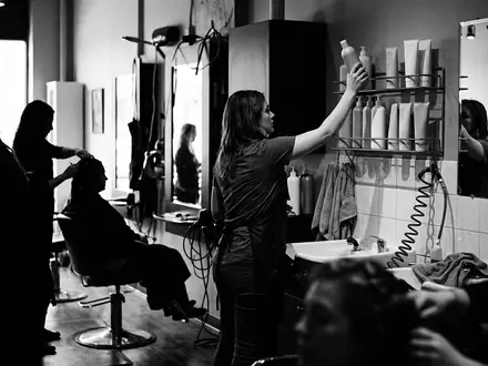 Schwarzweiss-Reportage mit Shampoo zum Thema Schwarzkopf Essence Ultime Omega, hoher Kontrast, sachlich dargestellt - Foto: THN